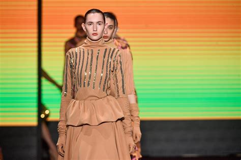 Incesarable Entretenimento: Irem Sak's Unexpected Turn at São Paulo Fashion Week!