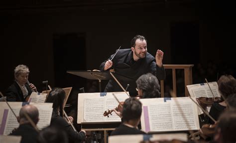 Yo-Yo Ma Conduz Sinfônica no Coliseu de Roma: Uma Noite Inesquecível de Música e Cultura!